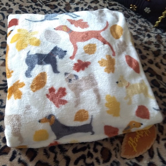 🐾Plush Blanket Dogs Throw Pugs Lab Dachshund Fall Leaves - Picture 2 of 6